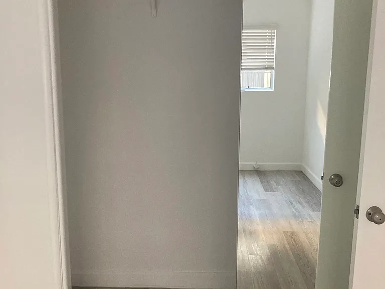 968 S Barrington Ave — Photo 6
