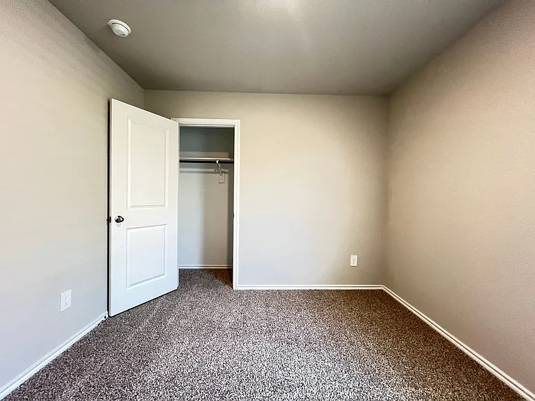 5557 Rollins Dr — Photo 16