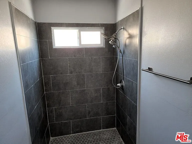 5916 S Figueroa St #5918-1/4 — Photo 4