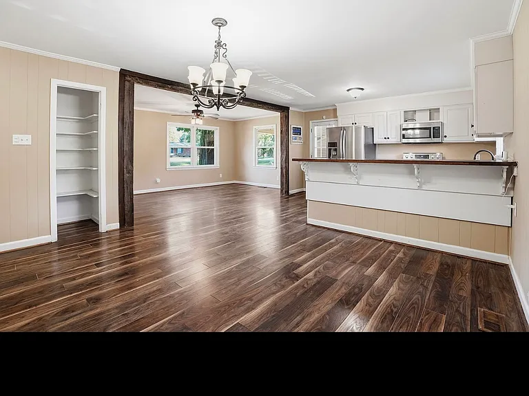 3915 Northern Hills Dr — Photo 10