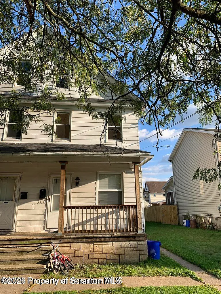 3 bed, 1.0 bath, 1204 sqft, $1,200 — Photo 1