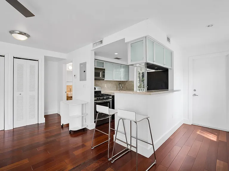 741 6th St #204 — Photo 7