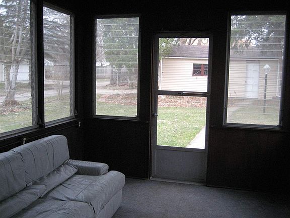 2nd image of 916 Winthrop Ln