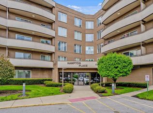 7201 N Lincoln Ave APT 205, Lincolnwood, IL 60712