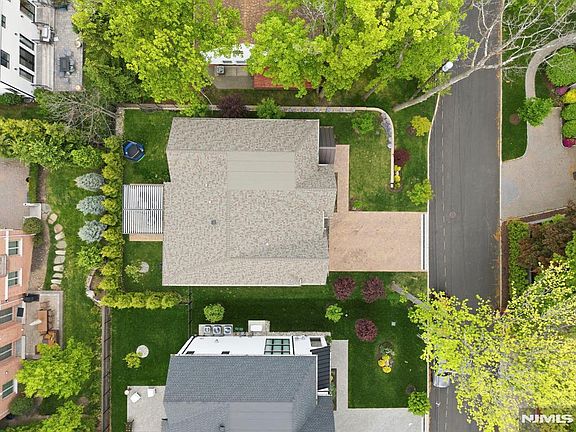 2nd image of 29 Roslyn Ave
