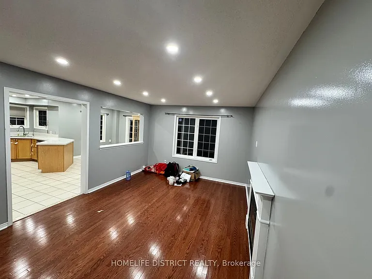 1100 Ashgrove Cres — Photo 33