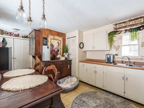 135 E Buckland Rd, Shelburne Falls, MA 01370