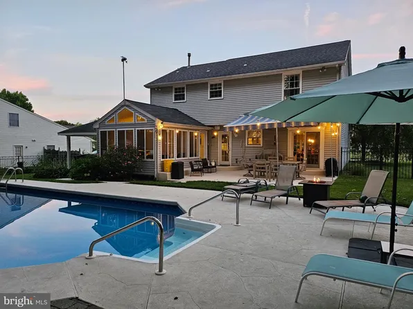 15 Oxford Dr, Sewell, NJ 08080