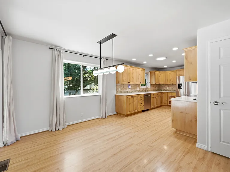 2480 Eastbourne Dr — Photo 5