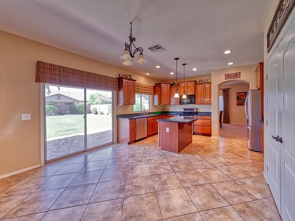 5th image of 2927 E Eleana Ln