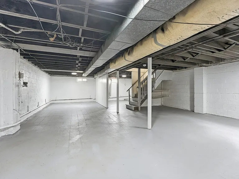 120 Webster Ave — Photo 22