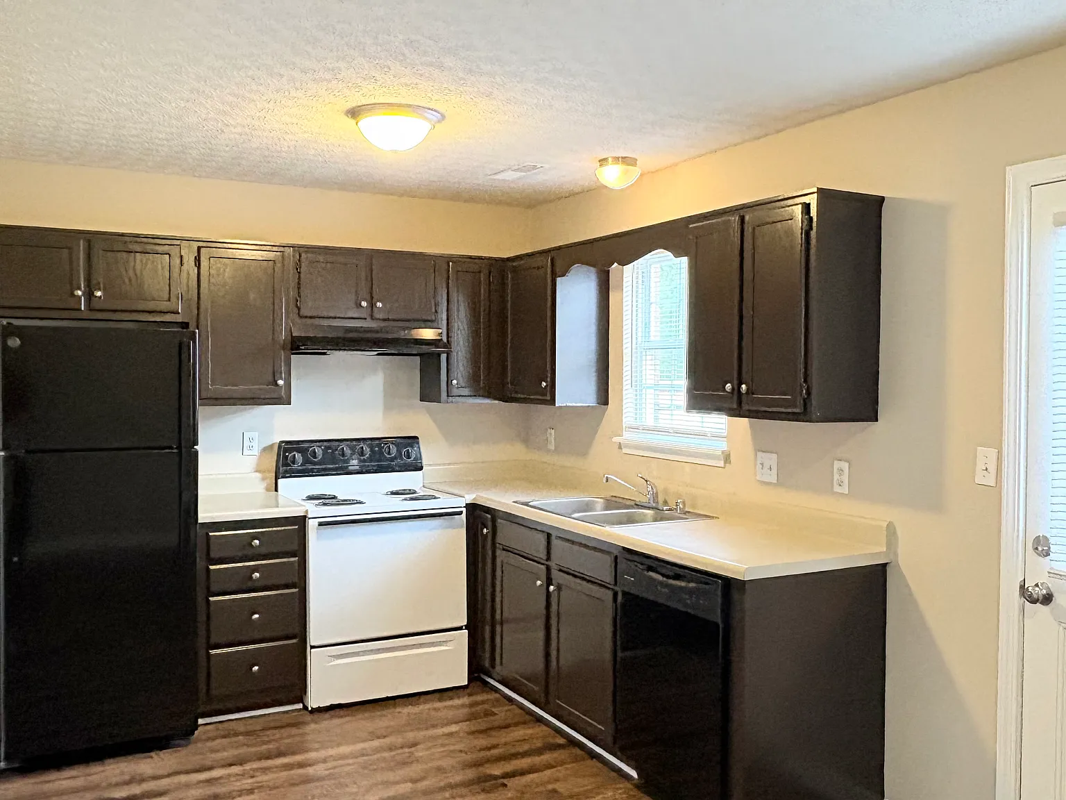 2 bed, 1.5 bath, 1000 sqft, $895 — Photo 3