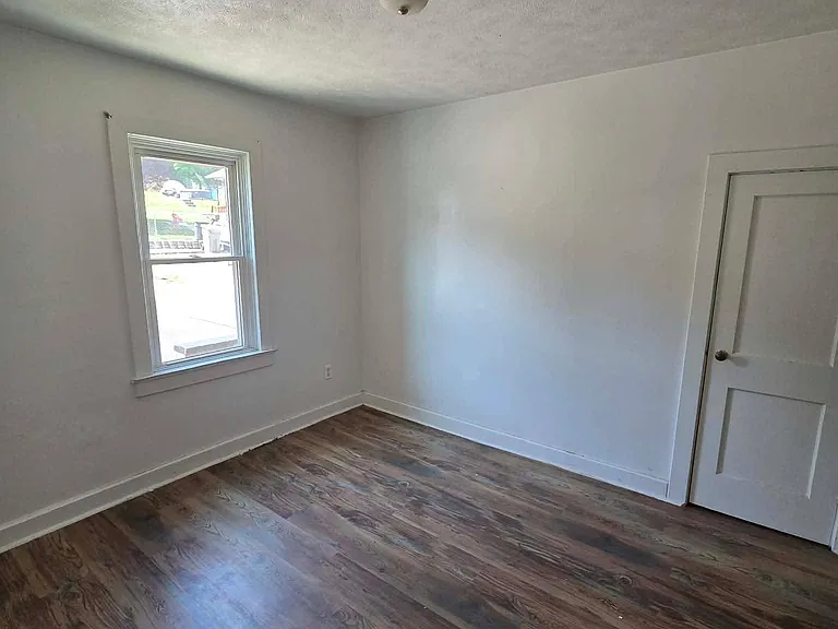 402 Walnut St — Photo 4