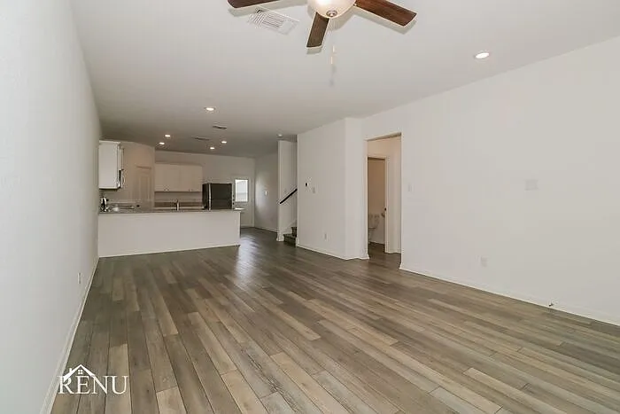 5 bed, 2.5 bath, 2542 sqft, $1,995 — Photo 4