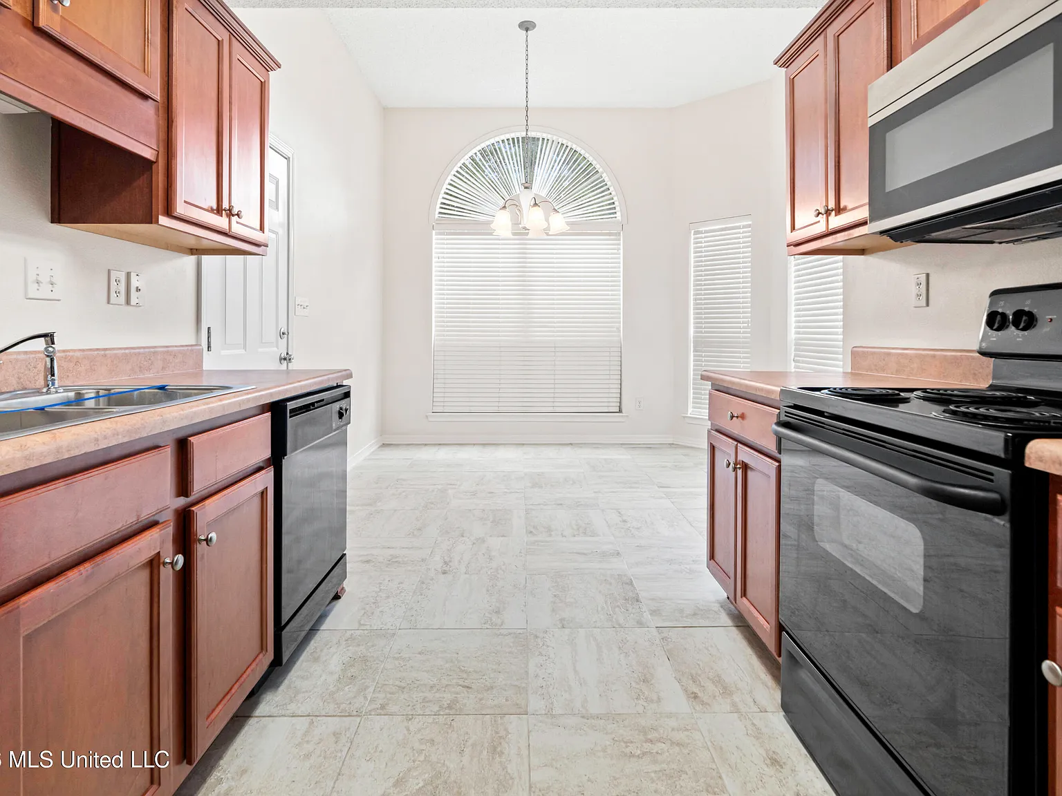 3 bed, 2.0 bath, 1348 sqft, $1,850 — Photo 3
