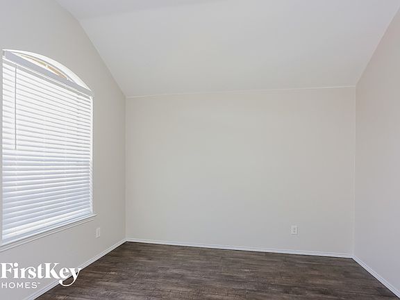 4th image of 902 Honey Locust Dr