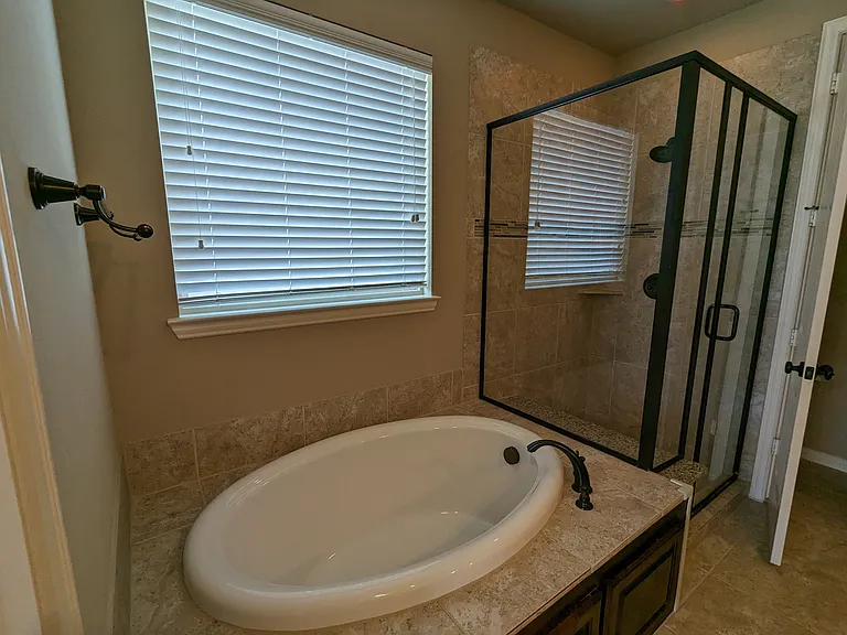591 Deverson Dr — Photo 10
