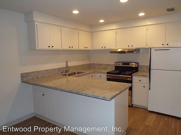 3rd image of 54 Cameo Dr APT 11