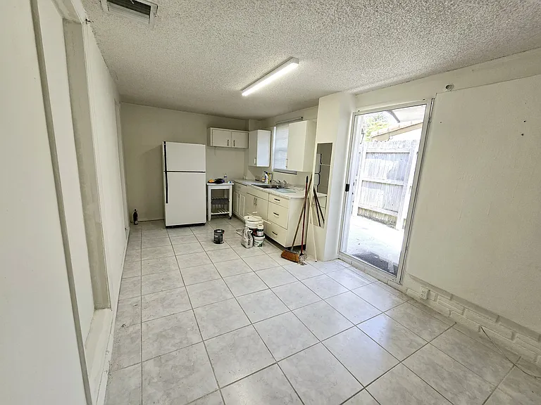 18241 NE 20th Ave — Photo 6