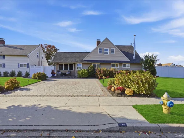 30 Low Lane, Levittown, NY 11756