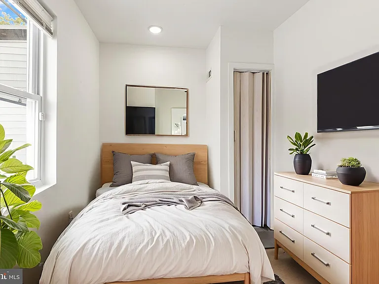 2550 Kensington Ave #3 — Photo 2