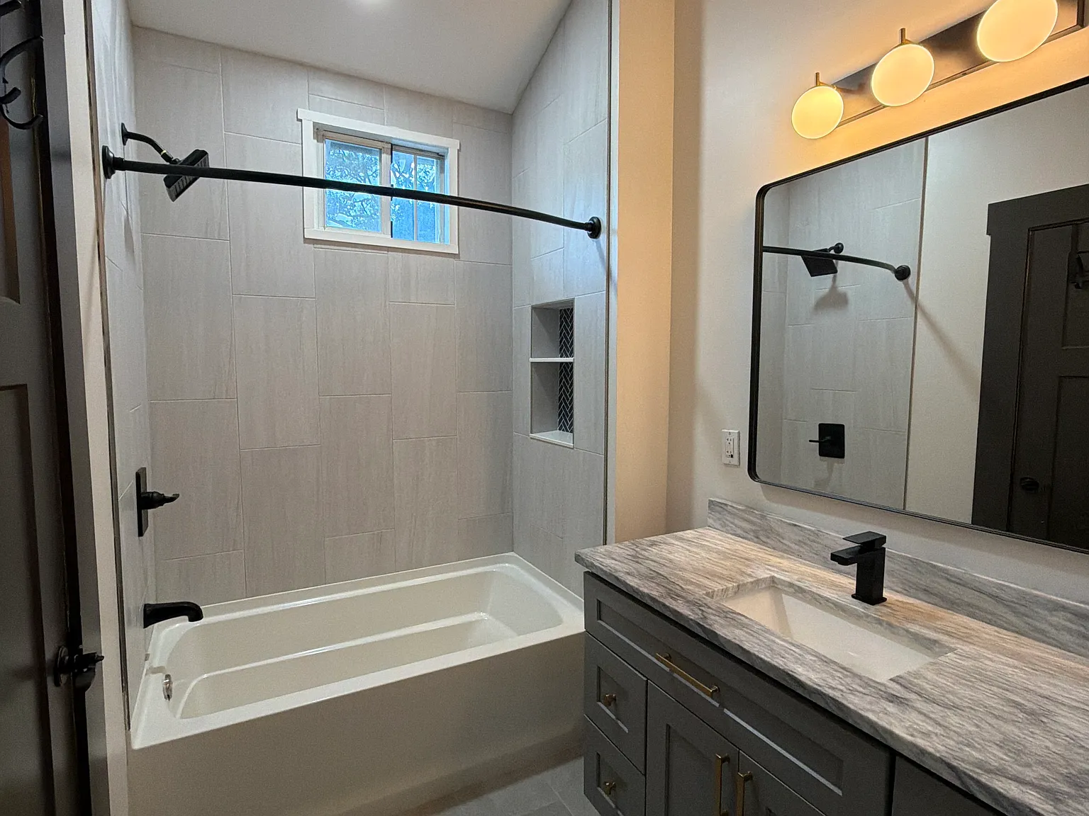 2 bed, 1248 sqft, $2,447 — Photo 4