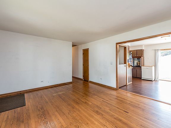 5th image of 246 Maplewood Dr
