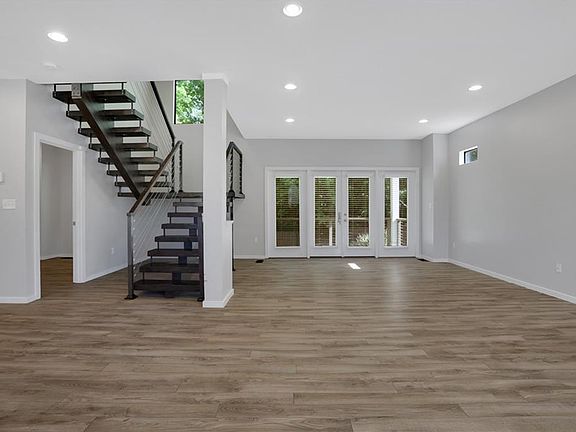 5th image of 948 Bruce Cir SE