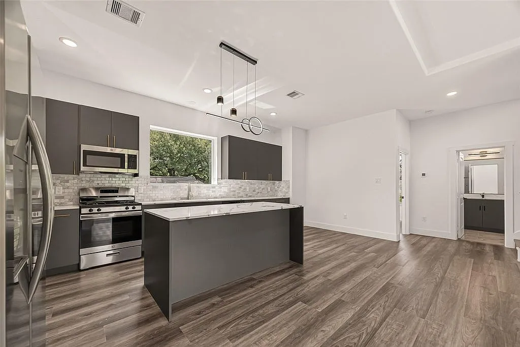 4 bed, 2212 sqft, $3,200 — Photo 3