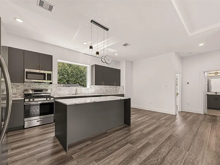 2711 Dennis St — Photo 3
