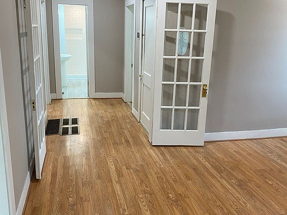 5th image of 814 E Blythe St