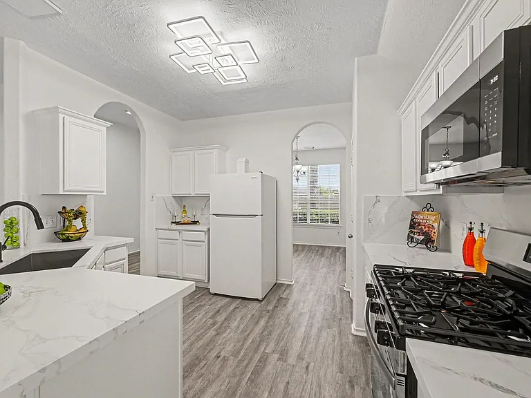18314 Manorcliff Ln — Photo 7