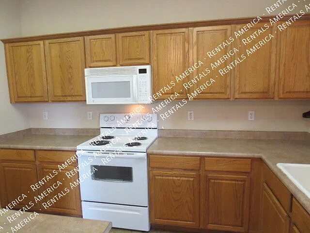 Beautiful Johnson Ranch home with a 3 car garage! — Photo 4