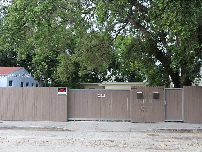 225 NW 59th St #B — Photo 1