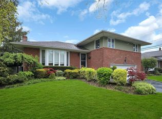 12 Winthrop Rd, Plainview, NY 11803