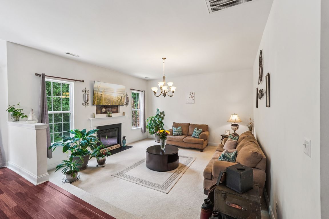 Meadow Woods Dr-0506-012.jpg