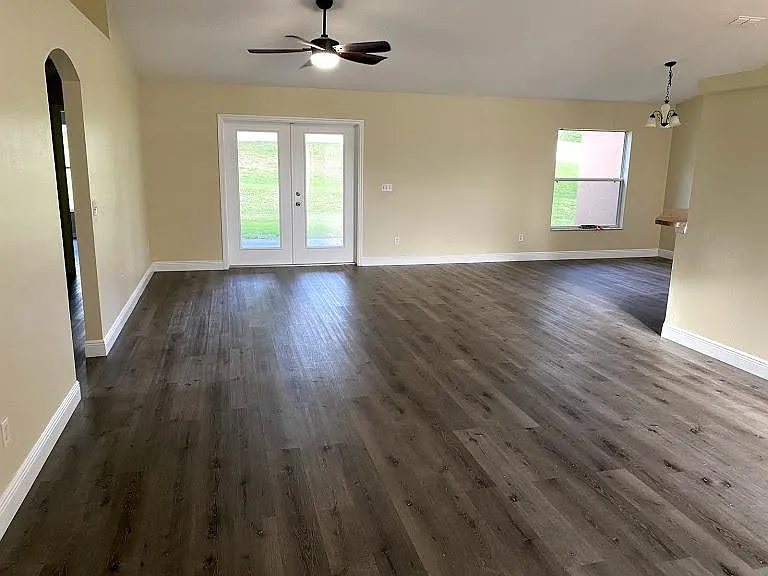 4 bed, 2039 sqft, $2,350 — Photo 2