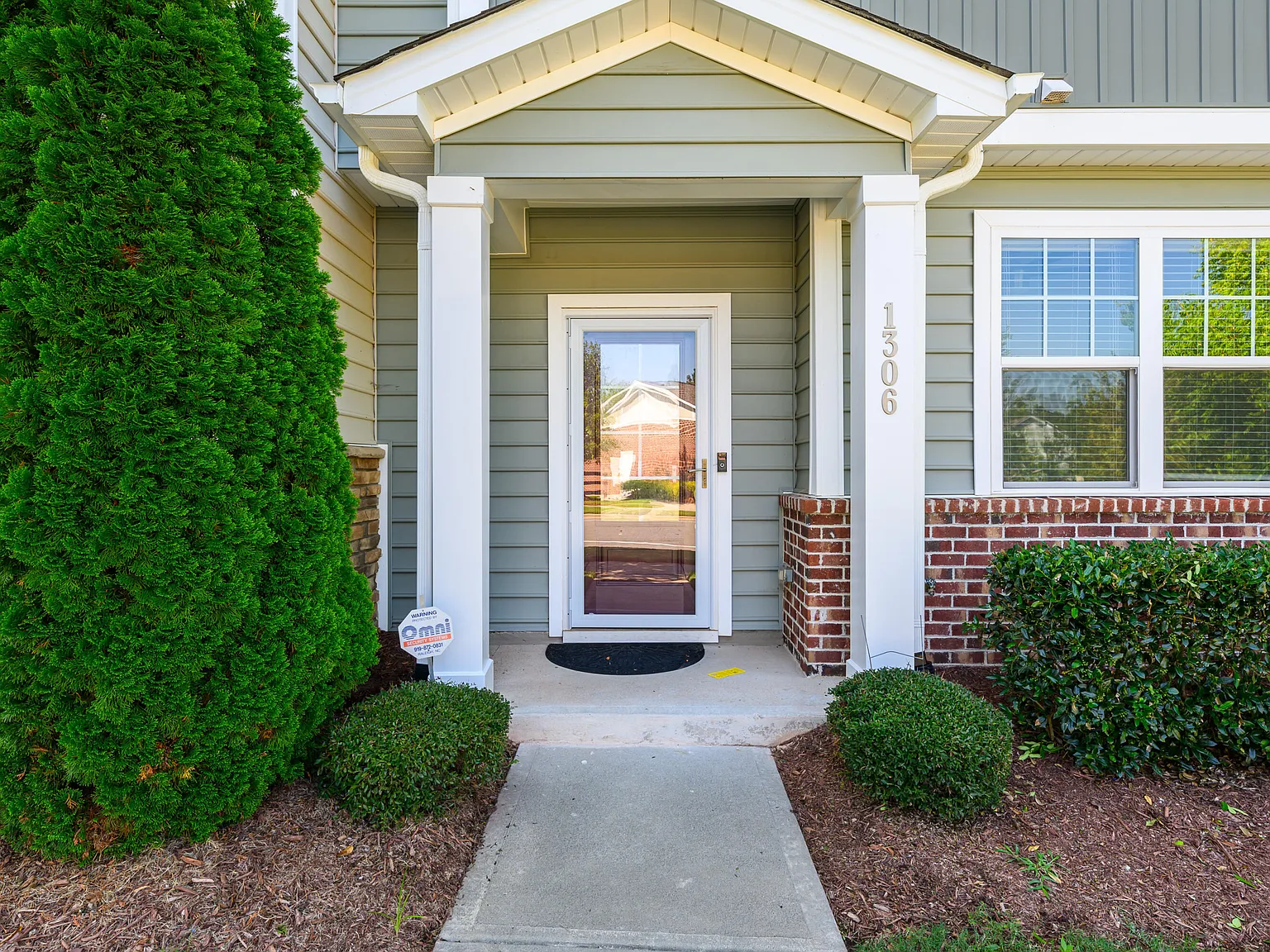 3 bed, 2.5 bath, $2,190 — Photo 2