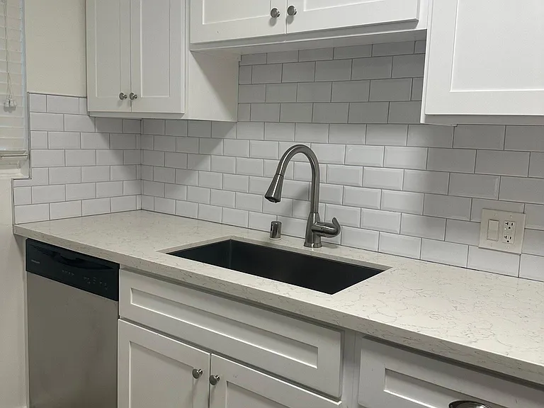 7555 De Longpre Ave #9 — Photo 14