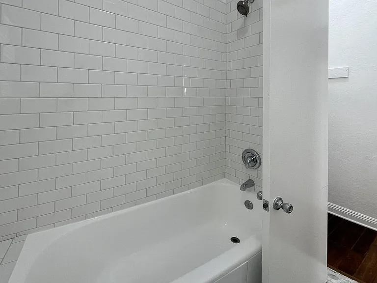 Leeward Apartments — Photo 8