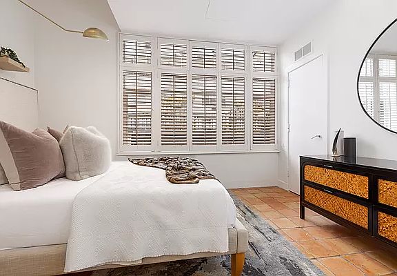 3rd image of 137 E 66th St #1