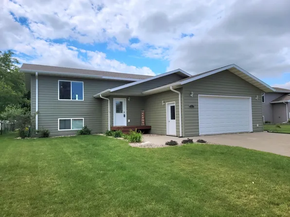 1213 13th Ave SW, Aberdeen, SD 57401