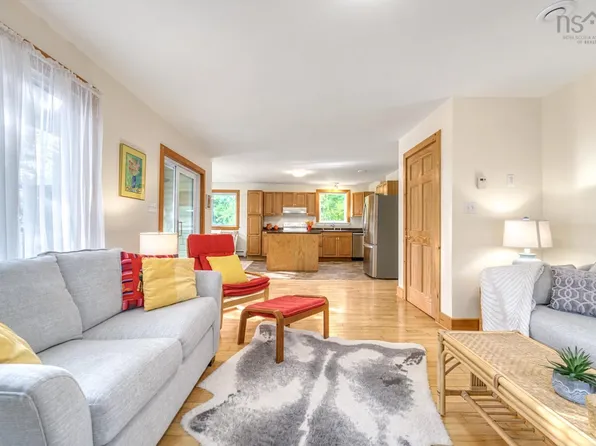 44 Bullfrog Ln, Halifax, NS B3V 1J8