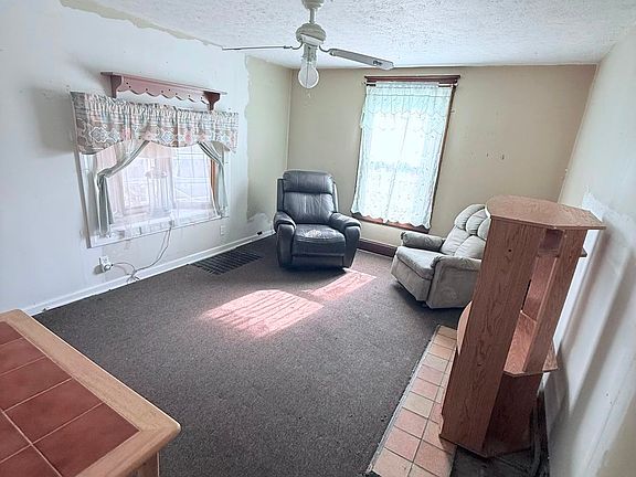 5th image of 528 Turner St