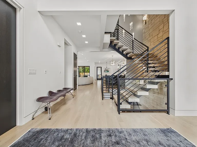 155 N Southmoor Dr — Photo 1