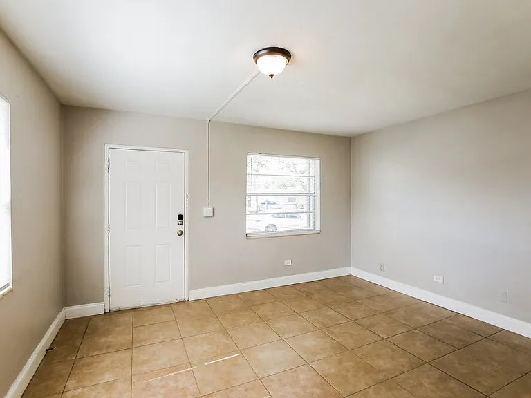 2814 NW 6th St — Photo 3