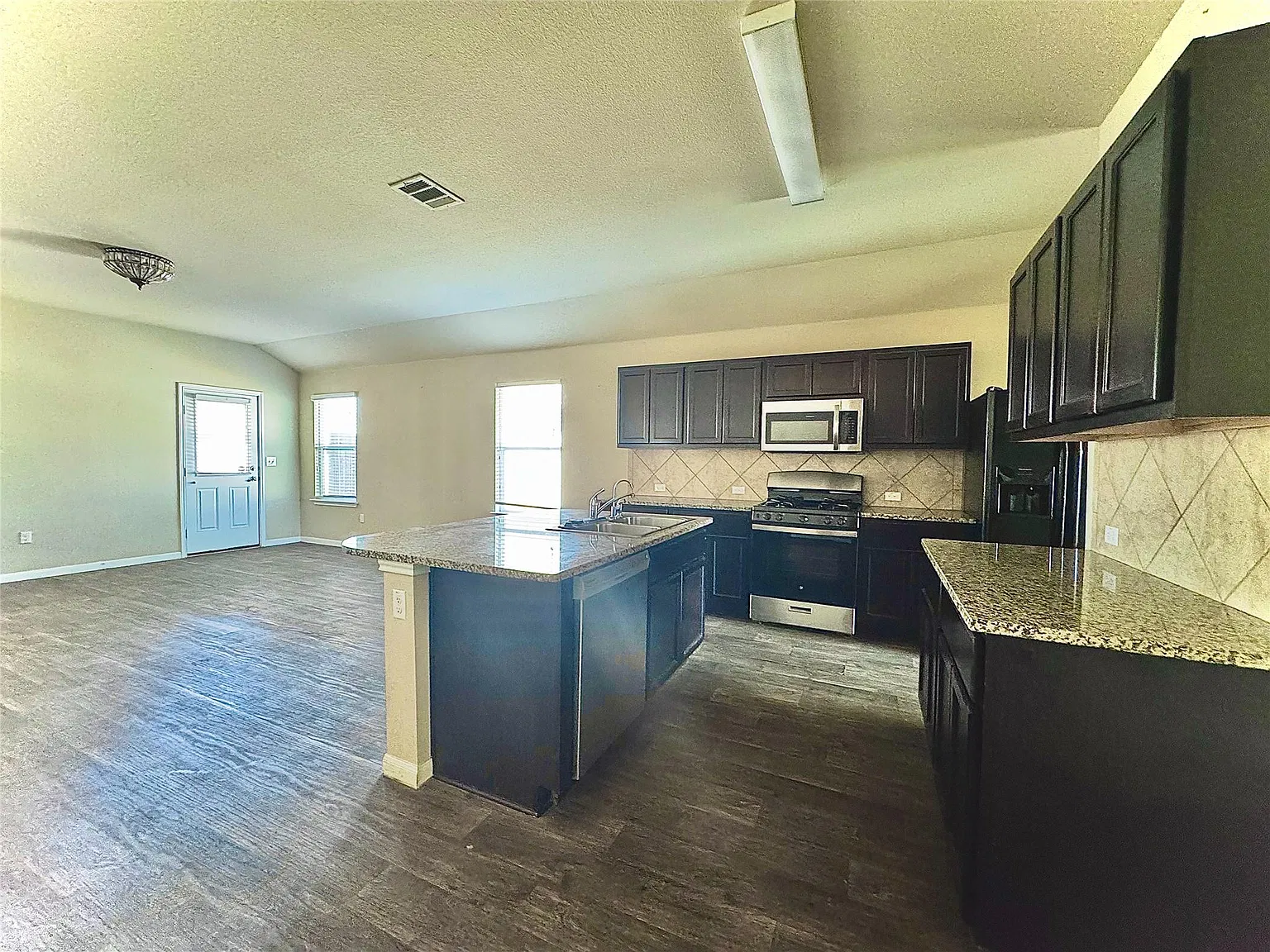 3 bed, 2.0 bath, 1654 sqft, $1,975 — Photo 2