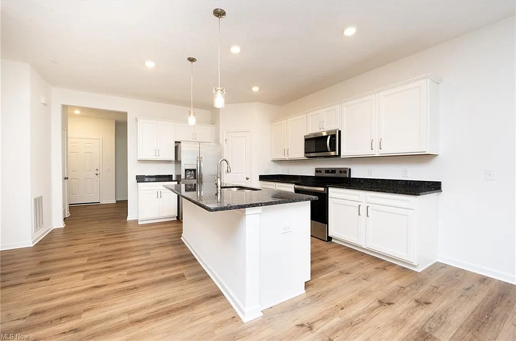4 bed, 2.5 bath, 2670 sqft, $3,100 — Photo 4