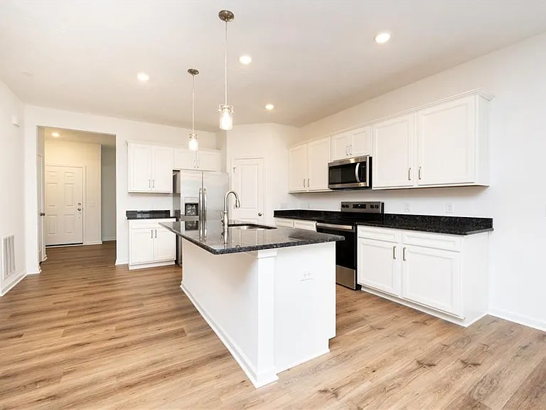 98 Brewster Dr — Photo 4
