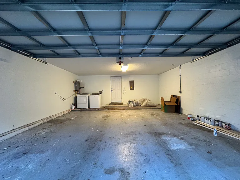 1631 NW 19th Cir — Photo 31
